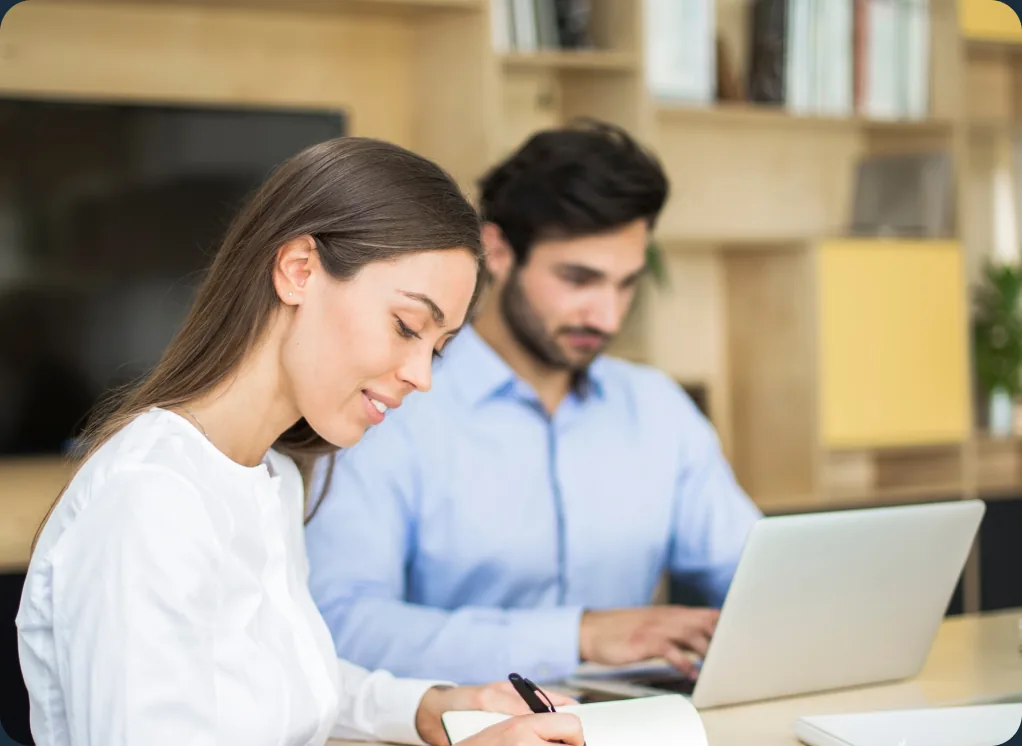 Dos especialistas de Ethic Lines revisando un caso en la laptop